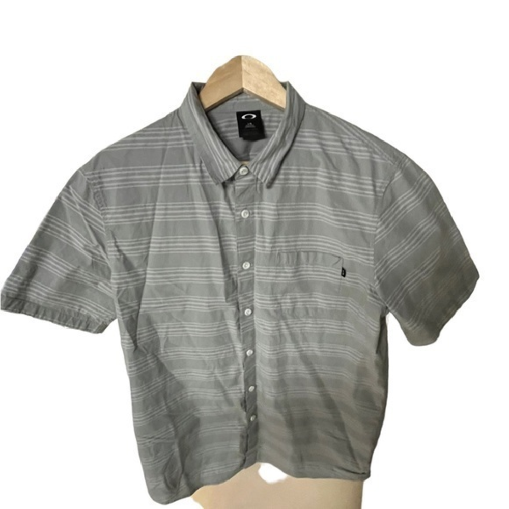 Oakley short sleeve button down shirt size large
